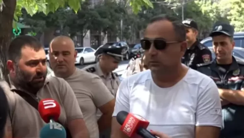 «Վաղը չփորձեք մաքսային գները թանկացնել»․ ավտոներկրողների բողոքի ակցիան` ՊԵԿ-ի դիմաց