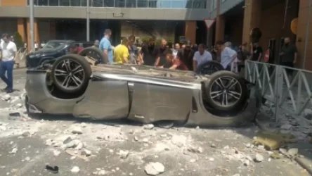 18+ ՏԵՍԱՆՅՈՒԹ․ Երրորդ հարկից մեքենայի ընկնելու պահը․ բոլոր ուղևորները մահացել են․ ՌԴ