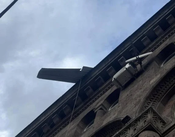 ԼՈՒՍԱՆԿԱՐՆԵՐ․ Տանիքից ծածկը թափվում է անցորդների վրա․ Սուքիասյան