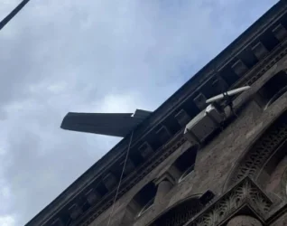 ԼՈՒՍԱՆԿԱՐՆԵՐ․ Տանիքից ծածկը թափվում է անցորդների վրա․ Սուքիասյան