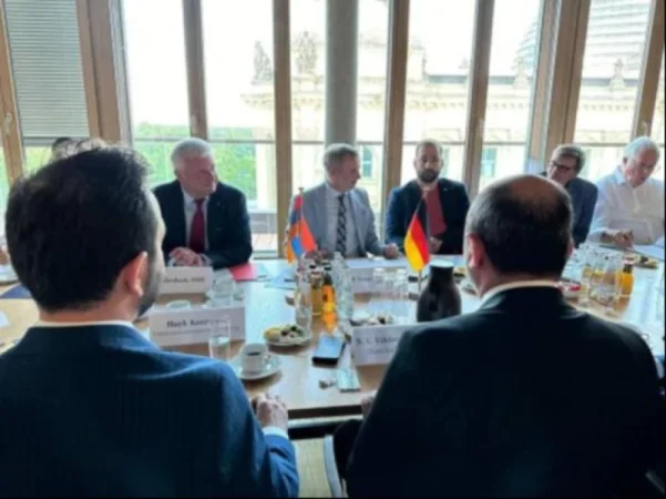 Գերմանիայում ՔՊ-ական պատգամավորները նախաճաշի ընթացքում քննարկել են «խաղաղության պայմանագրի» հարցը