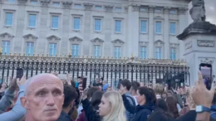 ՏԵՍԱՆՅՈՒԹ․  Վերջին հրաժեշտը թագուհուն․ հազարավոր մարդիկ հավաքվել են Բուքինգհեմյան պալատի մոտ