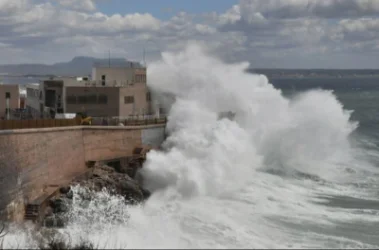 «Բերիլ» արևադարձային փոթորիկն ուժգնանում է կյանքի համար վտանգավոր քամիներ ստեղծելով