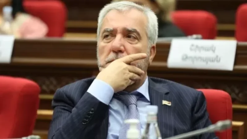 Այն բուղեքը, որ երեկ Հովիկ Աղազարյանին դոշով բրդբրդում էին, չգիտեմ՝ Հայաստանի քաղաքացի են, թե չէ․ Քոչարյան