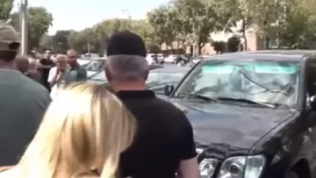 ՏԵՍԱՆՅՈՒԹ․ Զոհված զինծառայողների հարազատները ջուր լցրեցին իշխանական պատգամավորի մեքենայի վրա