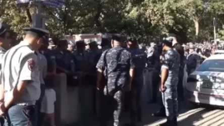 ՏԵՍԱՆՅՈՒԹ․ Ոստիկանական պատը Ազգային Ժողովի շենքի մոտ