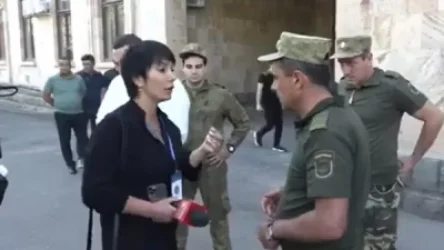 ՏԵՍԱՆՅՈՒԹ․ Օպերատորիս վրա ձեռք չբարձրացնեք. լրագրողը՝ ՊՊԾ աշխատակիցներին