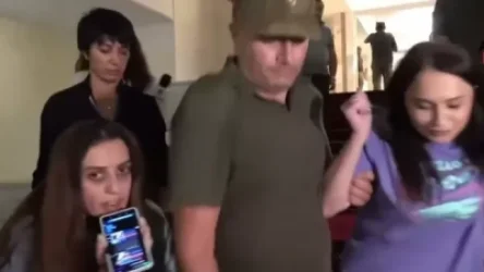 ՏԵՍԱՆՅՈՒԹ․ Լարված իրավիճակ ԱԺ միջանցքներում. Սիմոնյանի հրամանով լրագրողին բռնի ուժով դուրս հանեցին