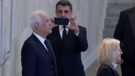 Daily Mail-ը գրում է, որ Վահագն Խաչատուրյանը Եղիսաբեթ 2-րդի դագաղի մոտ ծիծաղել և կատակել է