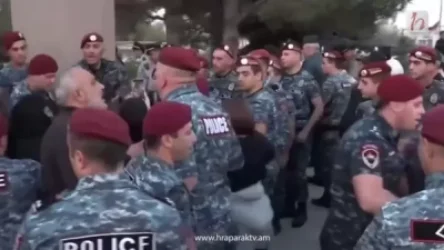 ՏԵՍԱՆՅՈՒԹ. Ոստիկանները «Եռաբլուրից» քաշքշելով բերման են ենթարկել զոհված զինծառայողների ծնողներին