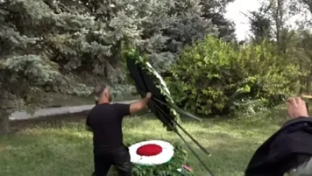 ՏԵՍԱՆՅՈՒԹ․ Զոհված զինծառայողի ծնողները Եռաբլուրից հեռացրեցին Փաշինյանի և մյուսների բերած ծաղկեպսակները