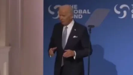 ՏԵՍԱՆՅՈՒԹ. Բայդենը ելույթից հետո կրկին փնտրել է բեմի ելքը և ձեռքերը մեկնել դատարկ տարածություն