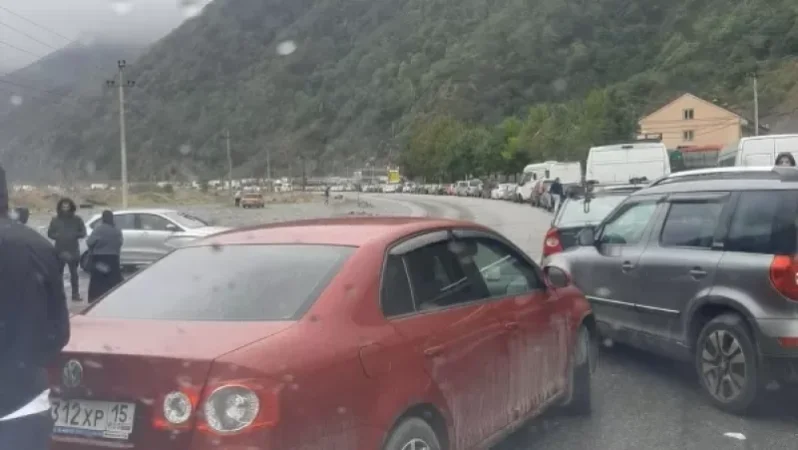 «Անձրև ա, ցուրտ, ժողովուրդը սոված ա»․ Ի՞նչ իրավիճակ է Լարսի անցակետում