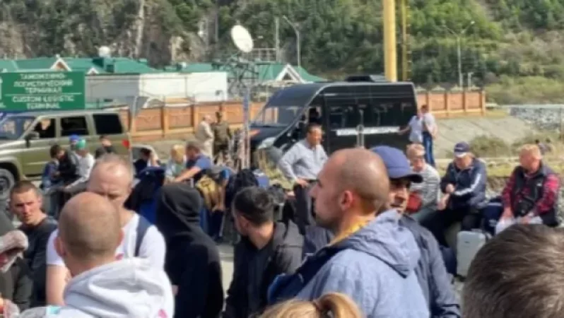 PHOTOS: Black Minibus Marked 'Military Commissariat' Detected at Upper Lars