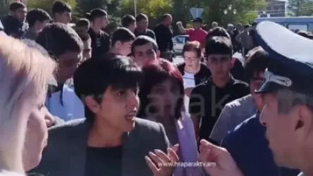 ՏԵՍԱՆՅՈՒԹ. Ապարանում ուսուցիչները դպրոցի երեխաների հետ փողոց էին փակել` պահանջելով իրենց ընկերներին հետ բերեն սահմանից. «Հրապարակ»