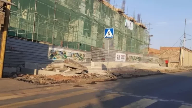 Հայկ Մարությանի ստորագրությամբ մայթը վերածել են կայանատեղիի. «Հետք»