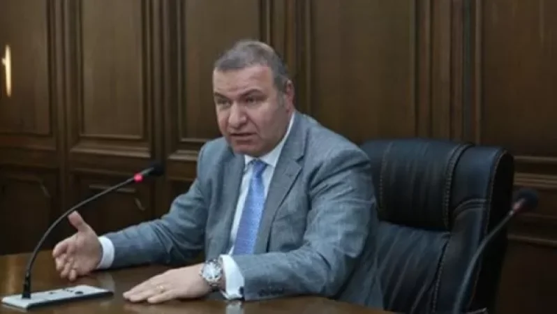 Առկա ուսուցման գործընթացը պետք է անհապաղ դադարեցնել. Մելքումյանը դիմում է պարետին