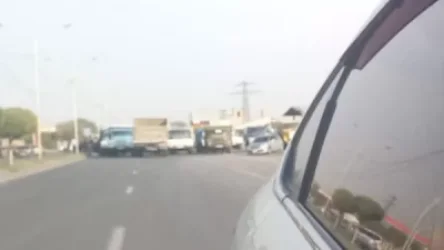 Բեռնատարներով փակել են Էջմիածին-Երևան ճանապարհահատվածը