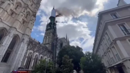 ՏԵՍԱՆՅՈՒԹ. Վառվում է Ռուանի տաճարի աշտարակը