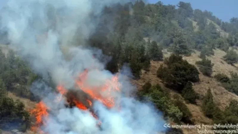 Լուսանկարներ․ Խոսրովի անտառում հրդեհ է բռնկվել