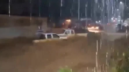 ՏԵՍԱՆՅՈՒԹ. Ջուրը քշում-տանում է ավտոմեքենաները. ջրհեղեղներ Մեքսիկայում