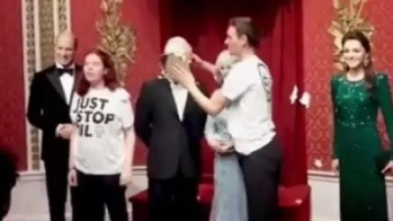 ՏԵՍԱՆՅՈՒԹ․ էկո շարժման անդամները շոկոլադե տոթերով հարվածել են Մեծ Բրիտանիայի թագավորի «դեմքին»