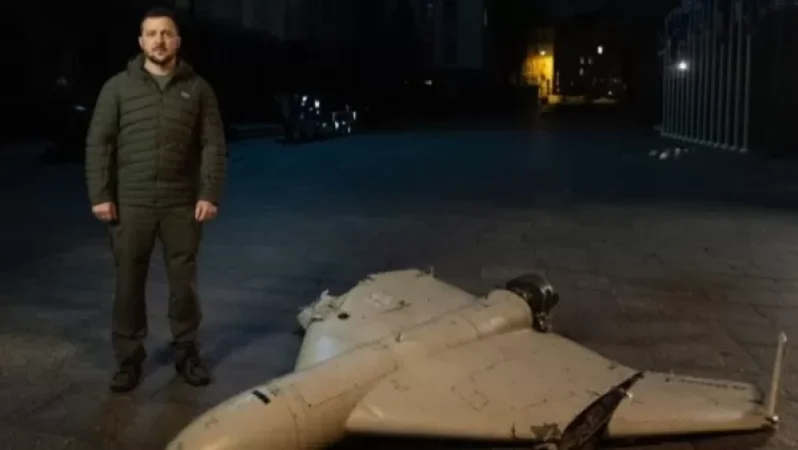 Զելենսկին լուսանկարվել է խոցված «իրանական» անօդաչուի ֆոնին