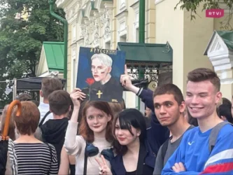 ՏԵՍԱՆՅՈՒԹ. SHAMAN- ի երկրպագուները հավաքվել են Մոսկվայում ԱՄՆ դեսպանատան մոտ և կատարել «Ես ռուս եմ» երգը