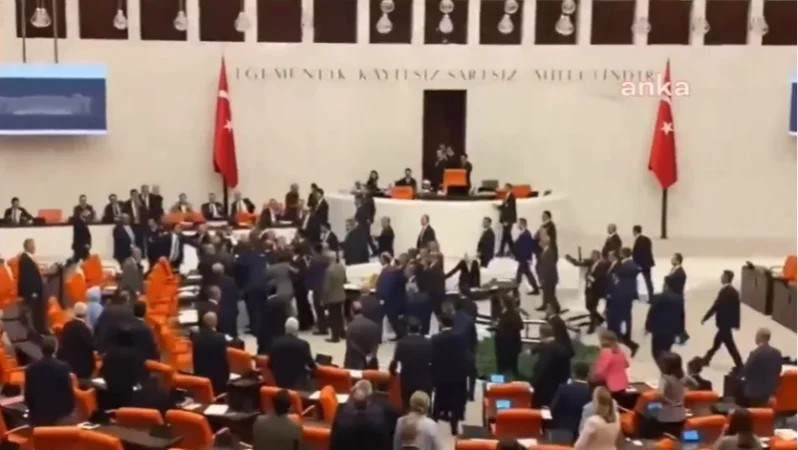 ՏԵՍԱՆՅՈՒԹ. Թուրքիայի խորհրդարանում ծեծկռտուք է սկսվել օրինագծի քննարկման ժամանակ
