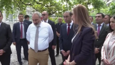 ՏԵՍԱՆՅՈՒԹ.  «Բարով ես եկել, համով ախպեր». Վաղարշապատցի կինը Փաշինյանին «Նարեկացի» նվիրեց