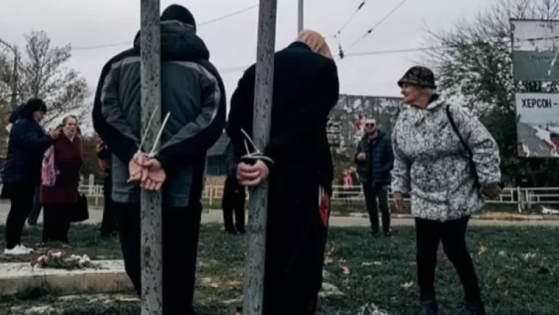 Խերսոնում ռուսների հետ «համագործակցած» տղամարդկանց կապել են փողոցի սյուներին