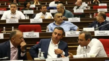 Իշխող խմբակցությունը պատրաստվո՞ւմ է ծափերով դիմավորել ընդդիմությանը. «Հրապարակ»