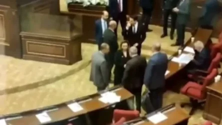 ՏԵՍԱՆՅՈՒԹ․ Ինչպես են պատգամավորները հերթ կանգնում, որ մոտենան Նիկոլ Փաշինյանին․ Hraparak