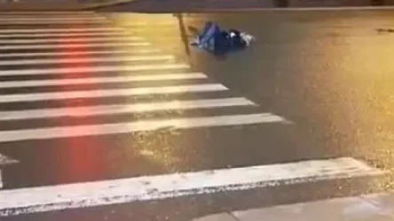 18+ ՏԵՍԱՆՅՈՒԹ․ Աղջիկն ականջակալով երաժշտություն է լսել, պառկել ճանապարհին և վրաերթի ենթարկվել․ ՌԴ