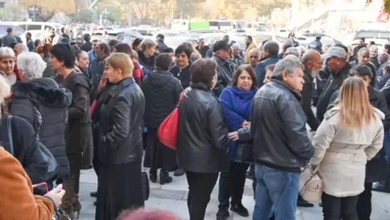 Պետության հատկացրած10 մլն դրամով հնարավոր չէ տուն գտնել. Արցախից տեղահանվածները բողոքի ակցիա են անում