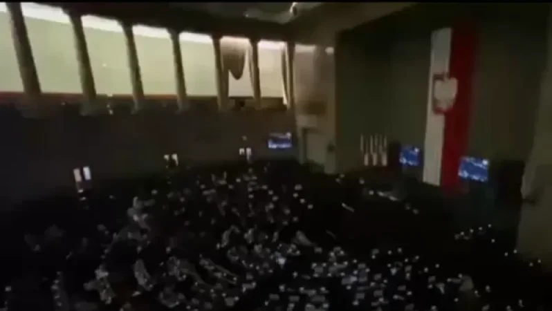 VIDEO: Lights Turned Off in Polish Parliament in Support of Ukraine