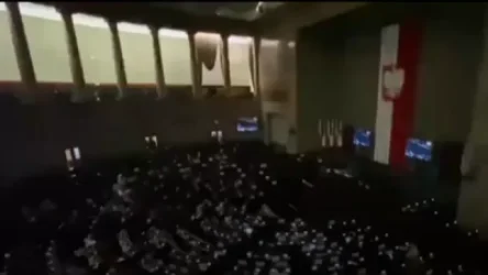 ՏԵՍԱՆՅՈՒԹ. Լեհաստանի խորհրդարանում լույսերն անջատել են՝ ի աջակցություն Ուկրաինայի