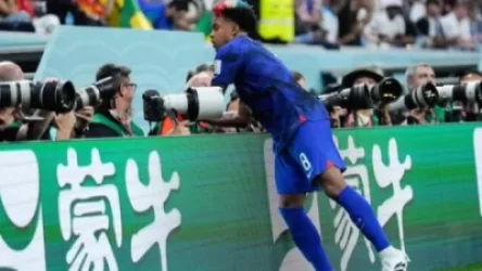 ԱՄՆ-ի ֆուտբոլիստը Անգլիայի դեմ խաղում ձեռքերը սրբել է լուսանկարչի ժիլետով