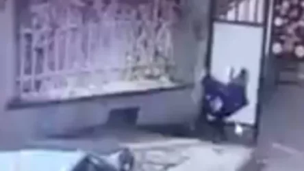 ՏԵՍԱՆՅՈՒԹ. Ինչպես է աշակերտը Չարենցավանում կոտրում դպրոցի մոտ գտնվող կանգառը