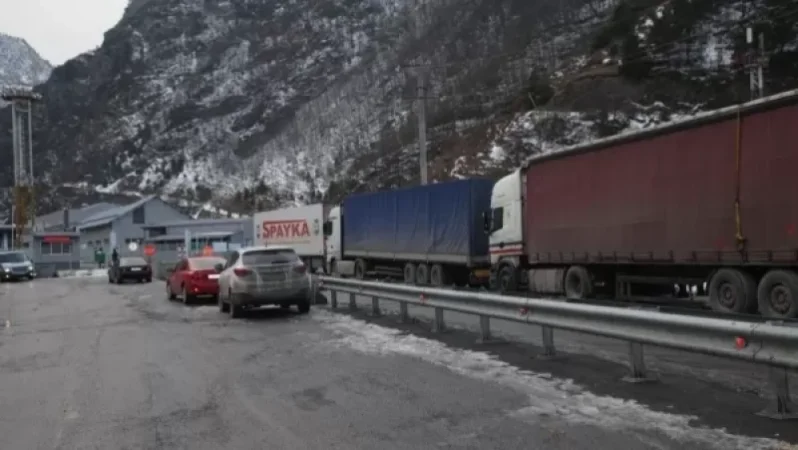 «14 օր է Հայաստանից դուրս է եկել, դեռ անցակետին չի հասել». Լարսում կիլոմետրերանոց հերթեր են. MediaHub