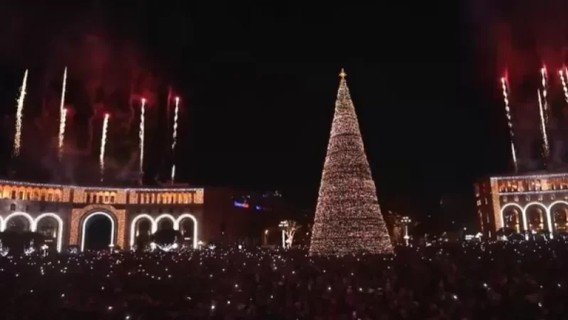 Հանրապետության հրապարակում վառվեցին երկրի գլխավոր տոնածառի լույսերը