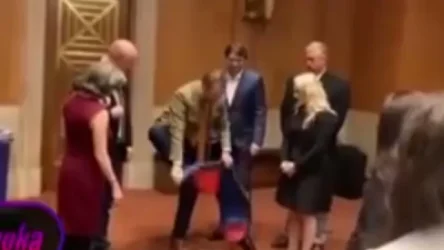 ՏԵՍԱՆՅՈՒԹ. Ինչպես է ուկրաինական պատվիրակությունը ոտքերը սրբում ԴԺՀ դրոշի վրա