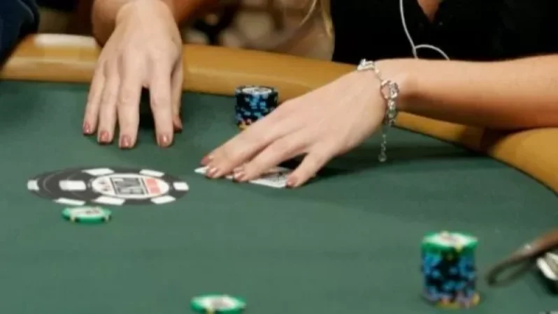 Հնդկաստանում 2 երեխաների մայրը մոլախաղում պարտվել է ու տեղափոխվել մեկ այլ տղամարդու հետ ապրելու