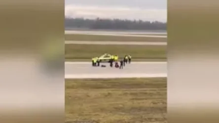 ՏԵՍԱՆՅՈՒԹ․ Գերմանիայում կլիմայի ակտիվիստները սոսնձել են իրենց ձեռքերը օդանավակայանի թռիչքուղու վրա