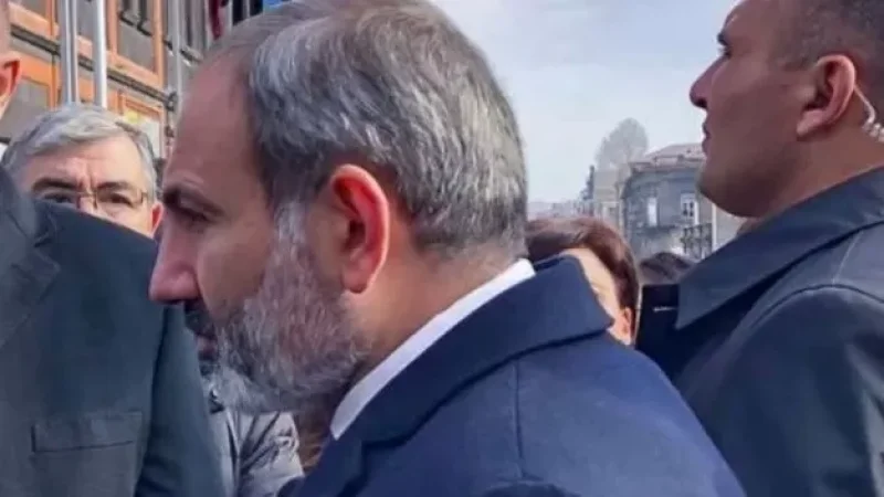 Փաշինյանը պատարագի ընթացքում մտել է Գյումրու Յոթ Վերք եկեղեցի և շուտ դուրս եկել. ի՞նչ է պատմել Միքայել արքեպիսկոպոսը