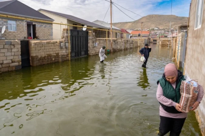 Բաքվում թաղամասերը հեղեղված են․ բնակիչները տանիքի վրա են գիշերում