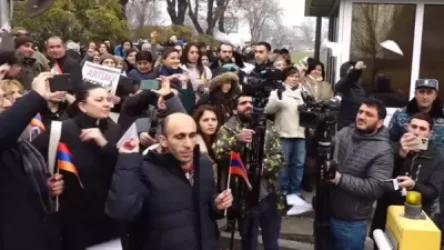 ՏԵՍԱՆՅՈՒԹ. Բողոքի ակցիայի մասնակիցներն «ինքնաթիռներ» նետեցին ԱՄՆ դեսպանության բակ