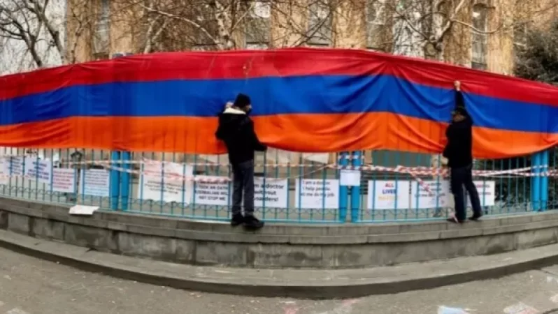 Արցախի 22 մետրանոց դրոշը` ՄԱԿ-ի հայաստանյան գրասենյակի ցանկապատին