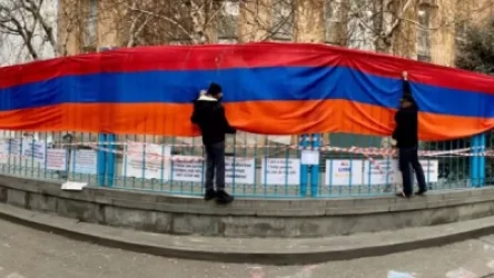 Արցախի 22 մետրանոց դրոշը` ՄԱԿ-ի հայաստանյան գրասենյակի ցանկապատին