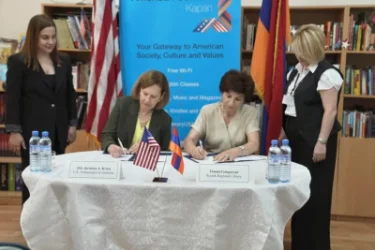 Սյունիքի մարզային գրադարանում ՀՀ-ում ԱՄՆ դեսպանը հանդիպել է Արցախից բռնի տեղահանված երեխաների հետ